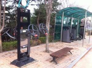 Trainingsmöglichkeiten für jung und alt in einem Park in Süd-Korea