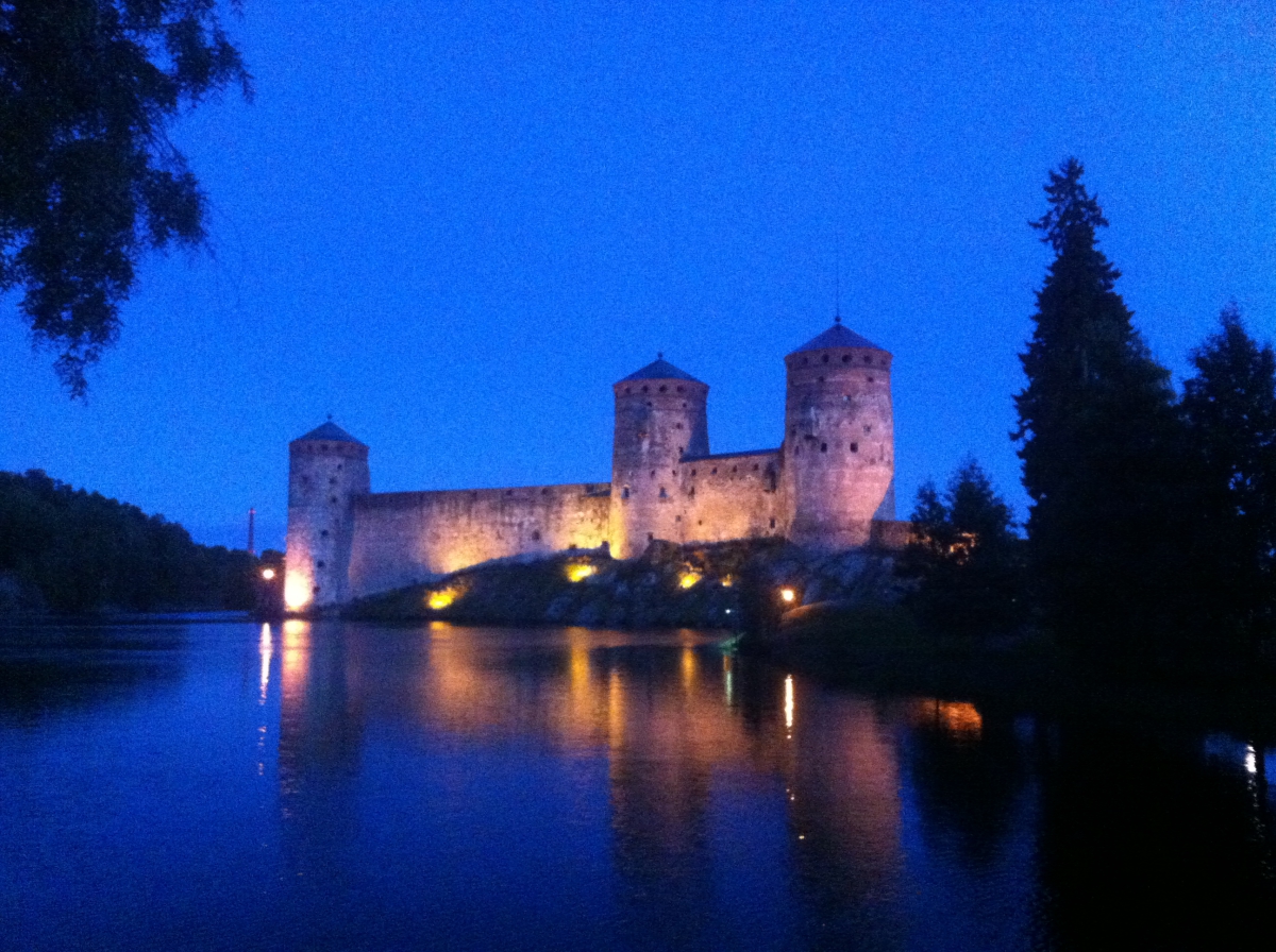 Burg von Savonlinna bei Nacht.