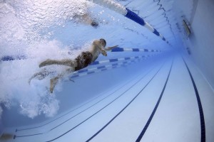 Rundrücken wegtrainieren durch Schwimmen - Ganzkörpertraining vom Feinsten