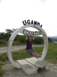 Körpergewichtstraining kann man überall machen - z.B. L-Sit am Äquator-Monument in Uganda